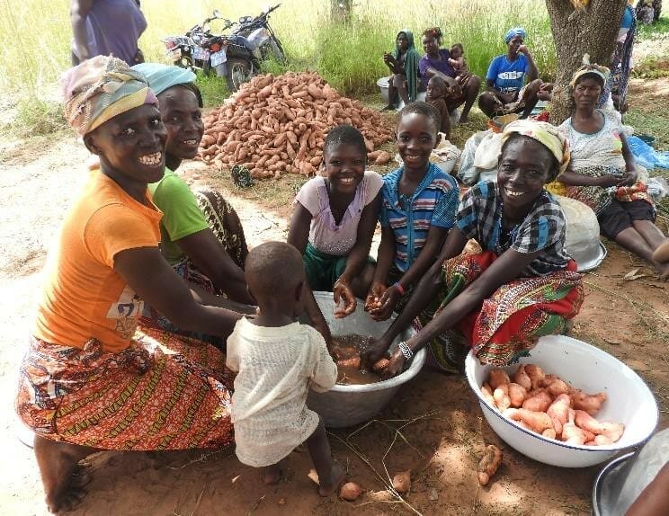 GC-Ghana-RING_Archives_20180829_family-sweet-potatoes